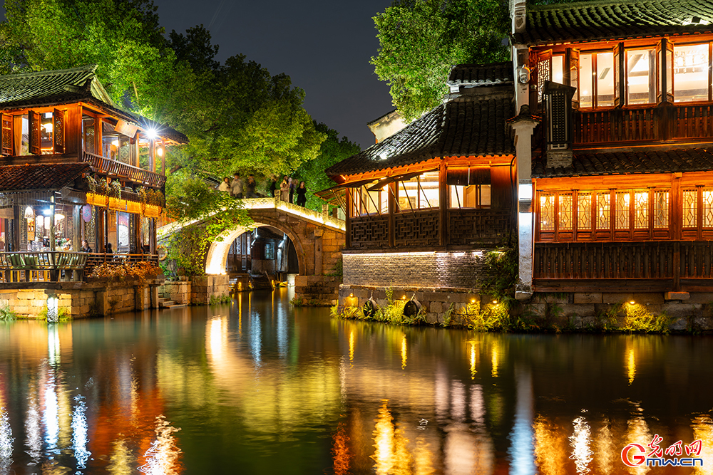 【乌镇视窗】乌镇峰会启幕在即，乌镇夜景点亮数字星河