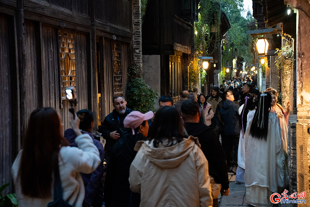 【乌镇视窗】乌镇峰会启幕在即，乌镇夜景点亮数字星河