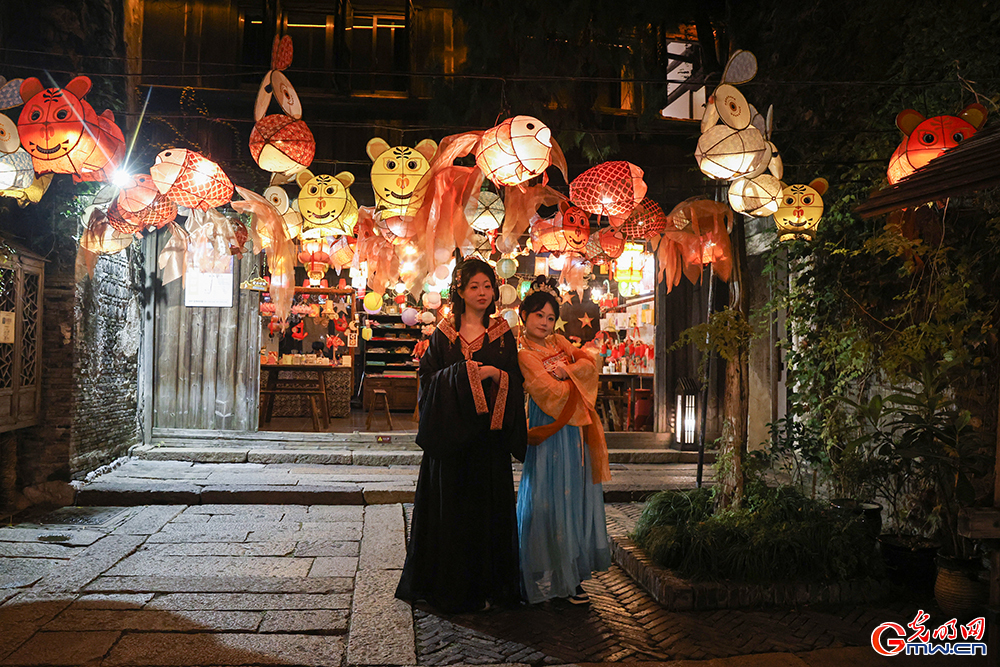 【乌镇视窗】乌镇峰会启幕在即，乌镇夜景点亮数字星河