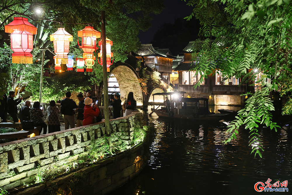 【乌镇视窗】乌镇峰会启幕在即，乌镇夜景点亮数字星河