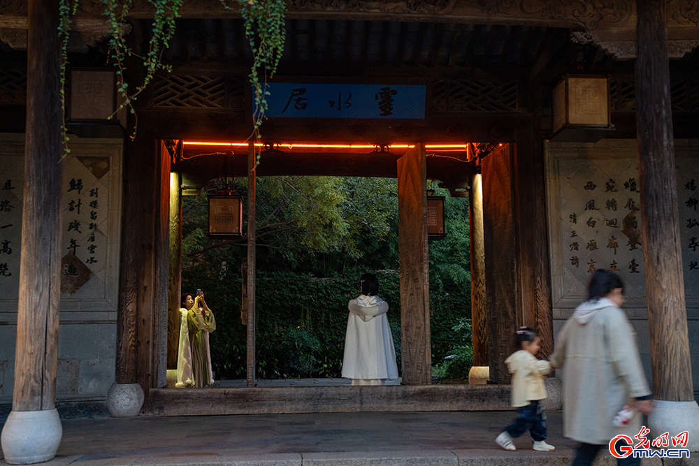 【乌镇视窗】乌镇峰会启幕在即，乌镇夜景点亮数字星河