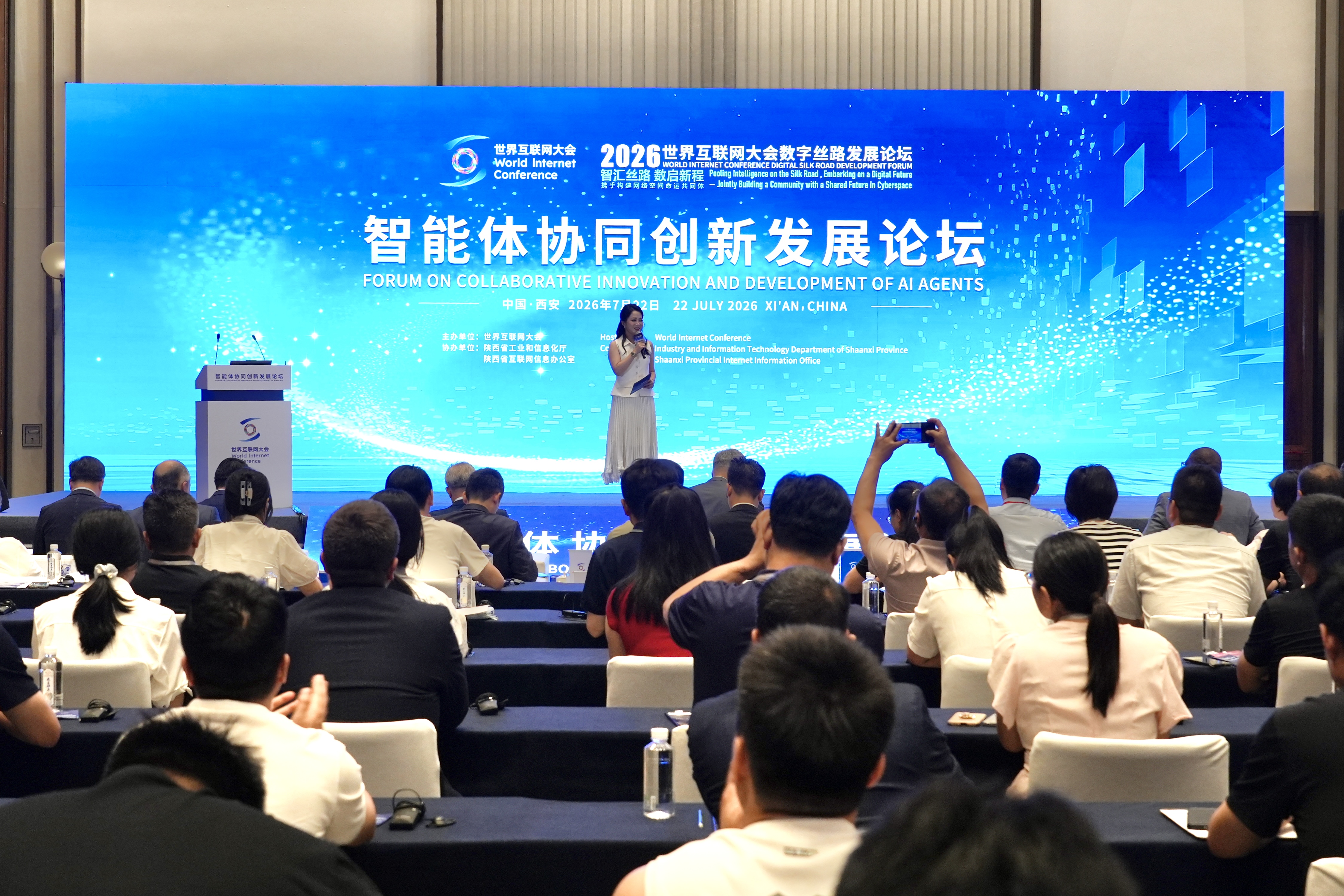 高清大图来了!一组图带你回顾2026世界互联网大会数字丝路发展论坛的精彩剪影! 高清大图来了!一组图带你回顾2026世界互联网大会数字丝路发展论坛的精彩剪影!