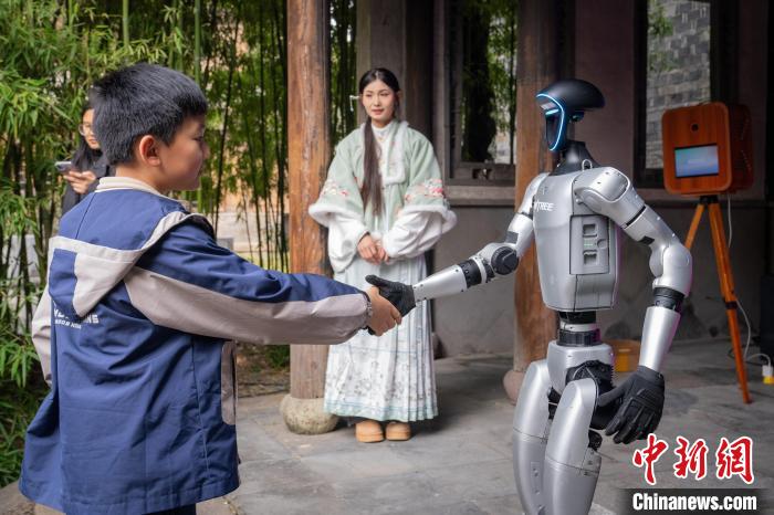 浙江乌镇：机器人拜年写福水乡新年味满满