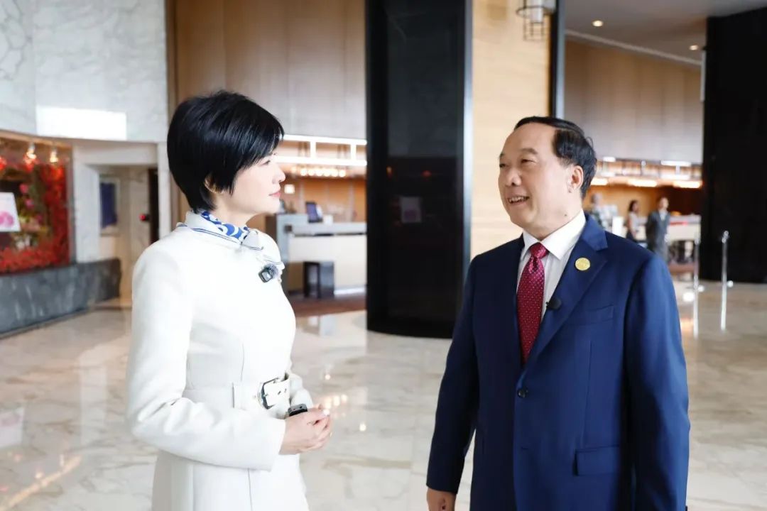 任贤良秘书长接受凤凰卫视吴小莉专访