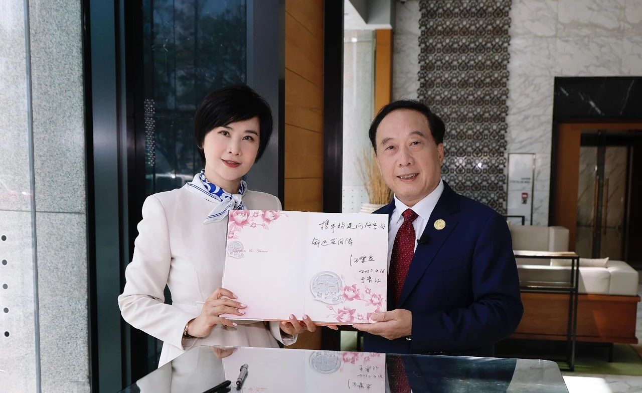 任贤良秘书长接受凤凰卫视吴小莉专访
