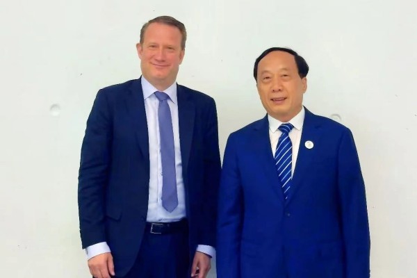 任贤良秘书长在挪威会见互联网名称与数字地址分配机构总裁兼CEO科提斯·林德奎斯特