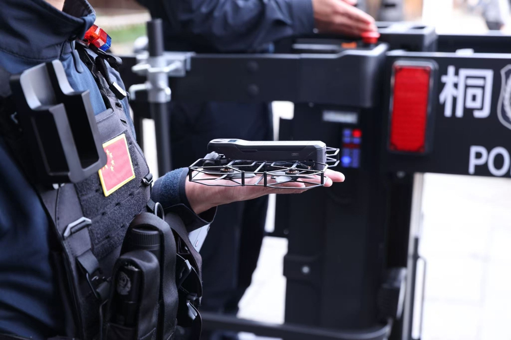 探营乌镇峰会安保:交警机器人上岗执勤 “空中之眼”全天候守护水乡