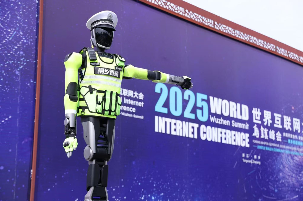 探营乌镇峰会安保:交警机器人上岗执勤 “空中之眼”全天候守护水乡