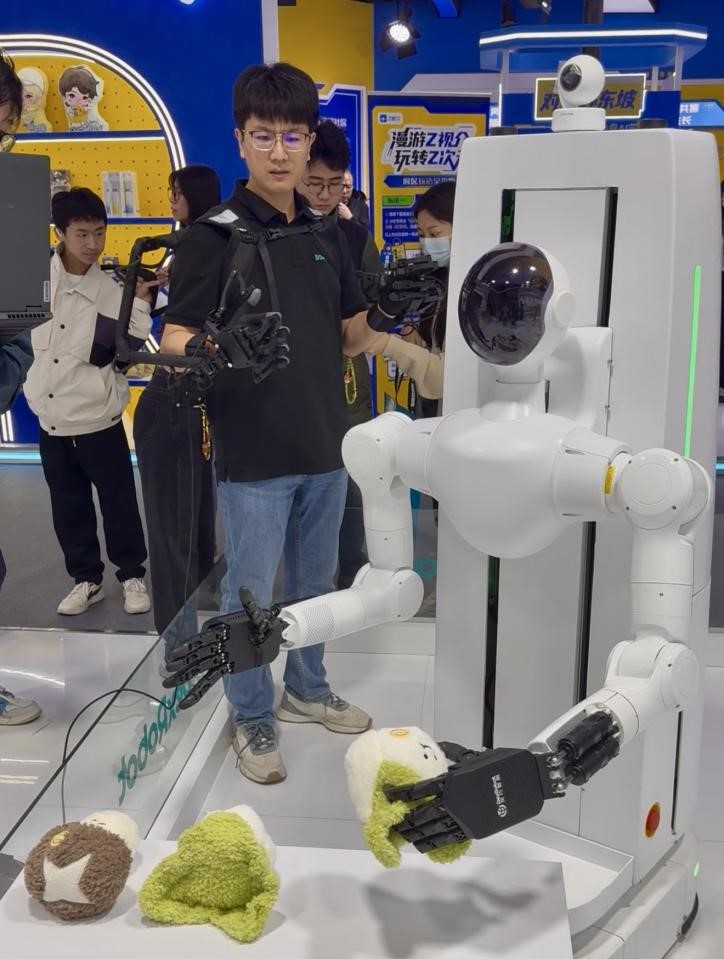 “神奇装备”上新啦!智能机器人让未来生活不再遥远