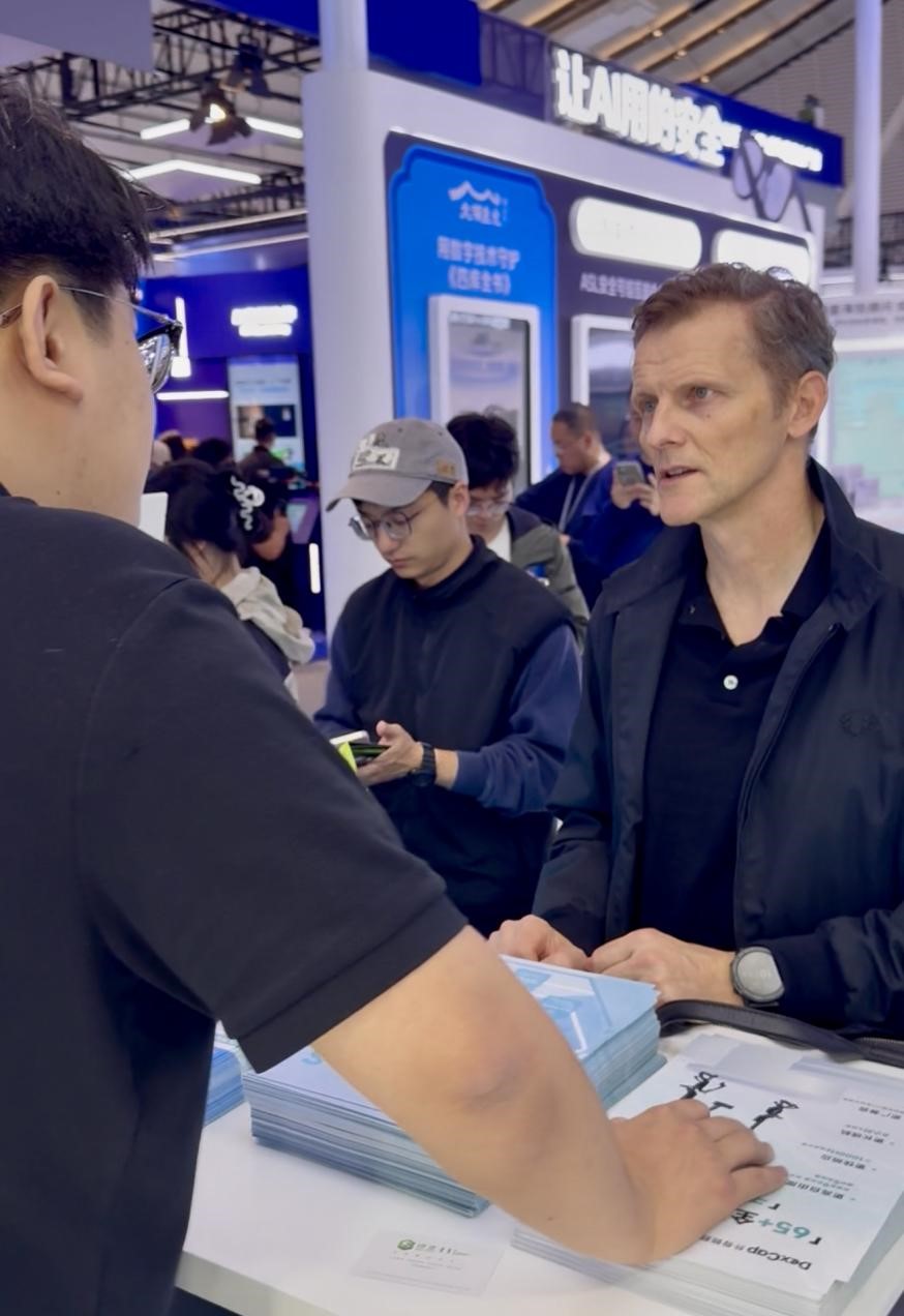 “神奇装备”上新啦!智能机器人让未来生活不再遥远