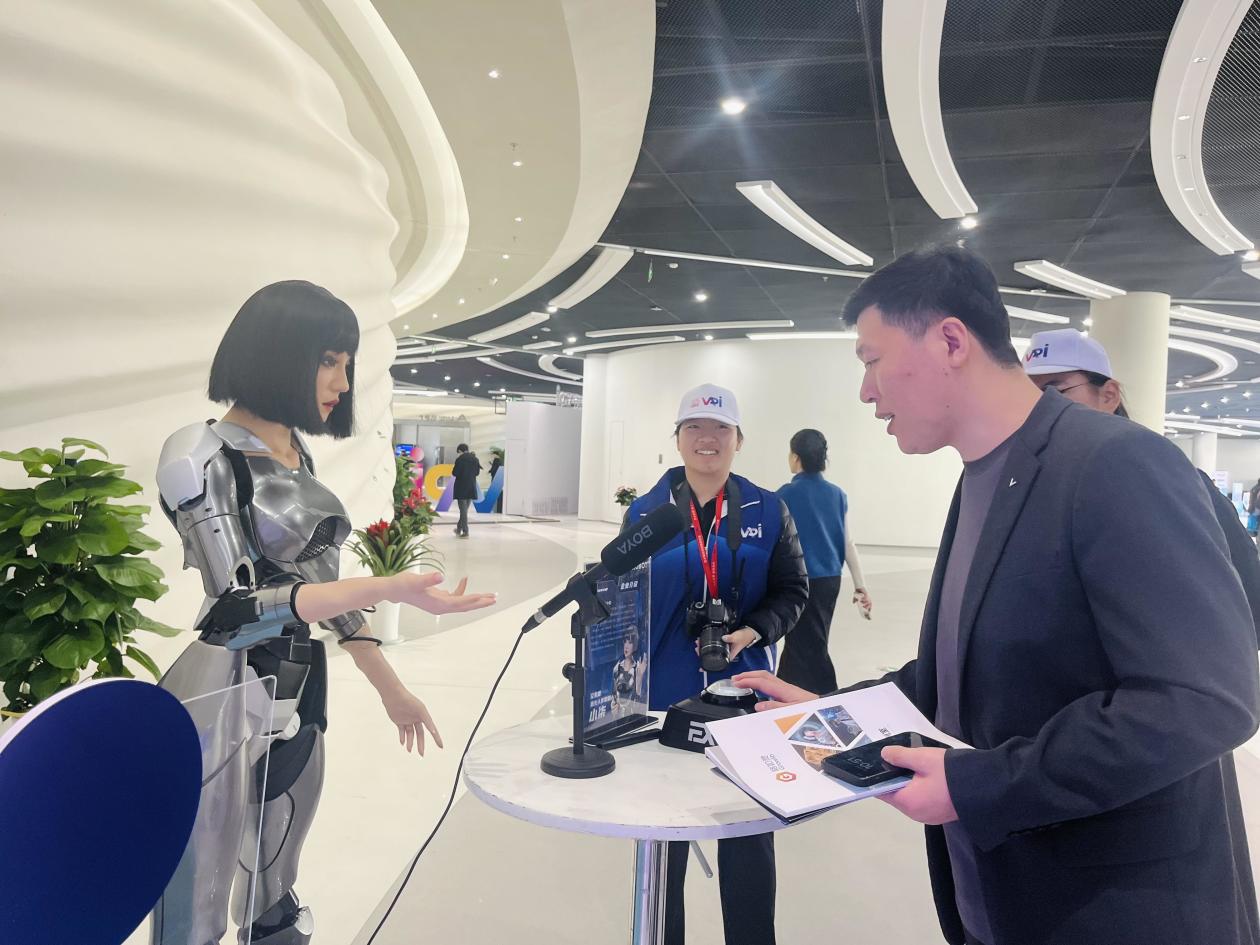 VR产业：千亿规模背后的瓶颈与突破