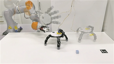 “巧手机器人”实现双面抓握与自主爬行 “巧手机器人”实现双面抓握与自主爬行