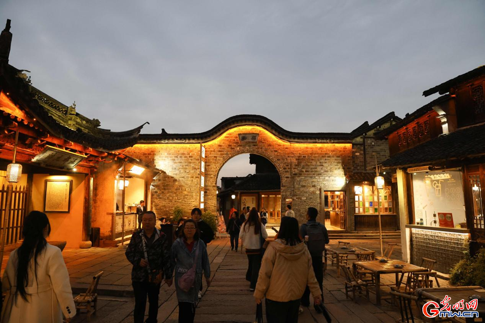 【乌镇视窗】乌镇峰会启幕在即，乌镇夜景点亮数字星河