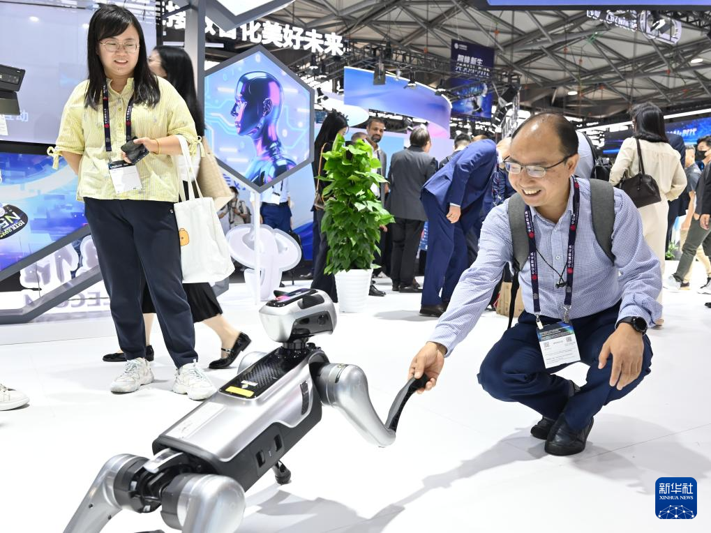 这场会上，AI“C位”出道