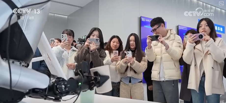 “AI+”丰富多元“更新”现象遍布千行百业 中国AI“加速跑”迈入应用爆发期