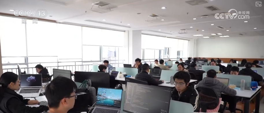 “AI+”丰富多元“更新”现象遍布千行百业 中国AI“加速跑”迈入应用爆发期